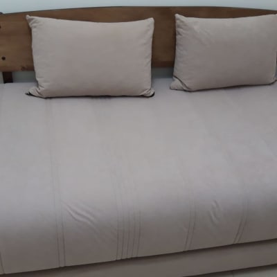 ספה עם כיסוי בד ושתי כריות תואמות