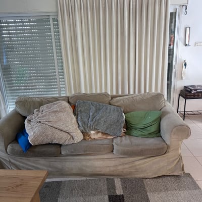 ספה עם כריות ושמיכות מונחות עליה