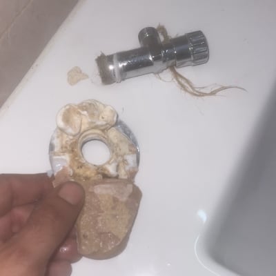 חלקי צנרת וכלי עבודה על כיור