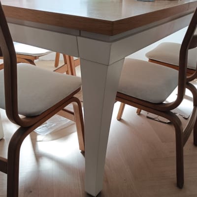 שולחן עץ עם כיסאות בחדר מואר