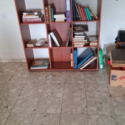 מדף ספרים עם ספרים וקלסרים, רצפת שיש