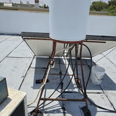 דלי וחיבורים על גג עם יריעות איטום