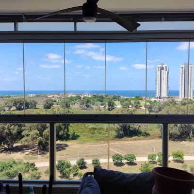 בקבוק תרסיס לניקוי ליד חלון זכוכית