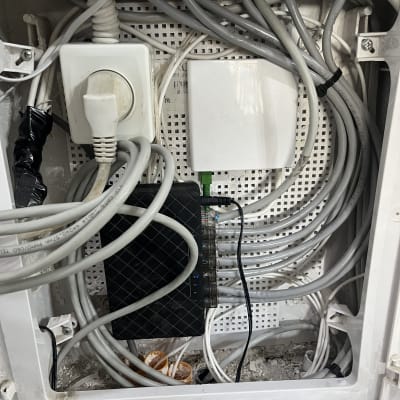 ארון תקשורת עם כבלים ומתג רשת