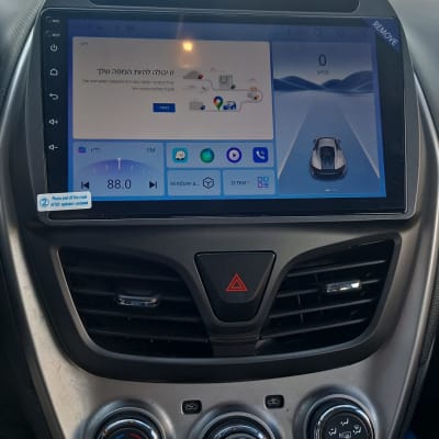 מסך מערכת רכב עם תצוגת ניווט ובקרת אקלים