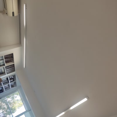 תאורת תקרה עם גופי תאורה ארוכים