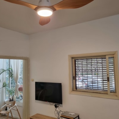 מאוורר תקרה עם תאורה דולקת בחדר מגורים