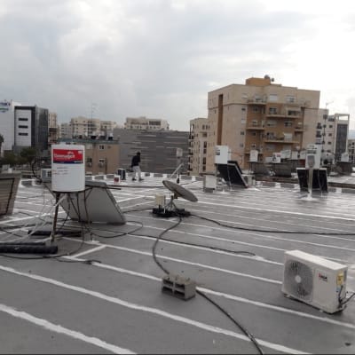 אדם על גג עם קווים לבנים לאיטום