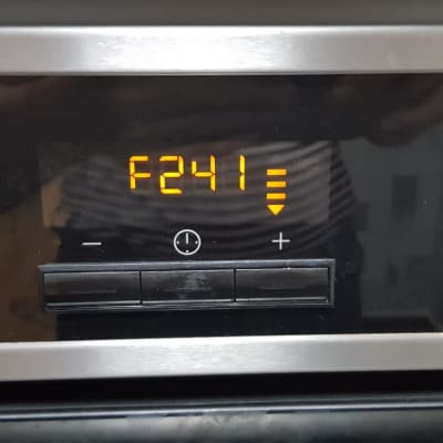 תצוגת תנור עם מספרים וכפתורים