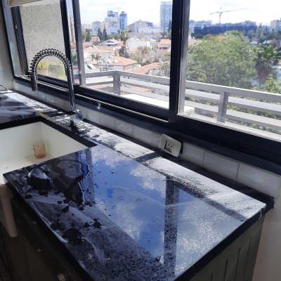 שיש שחור מבריק עם ברז מתכת גבוה