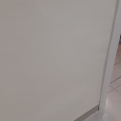 קיר צבוע בצבע בהיר עם פאנל רצפה אפור