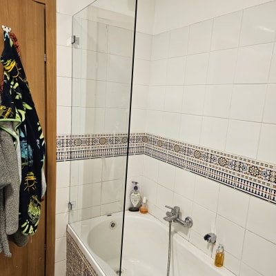 אמבטיה עם מחיצה זכוכית, ברז ומוצרי רחצה