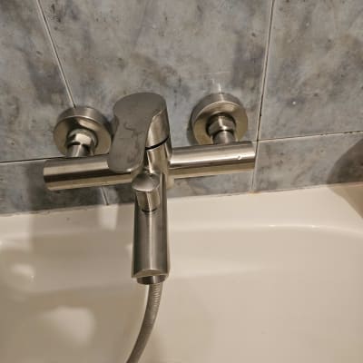 ברז אמבטיה עם צינור מתכת גמיש