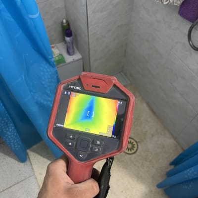 מד חום תרמי בשימוש בחדר אמבטיה לאיתור נזילות