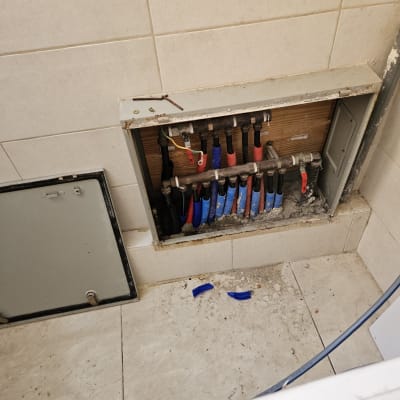 צנרת מים עם ברזים צבעוניים בקיר פתוח