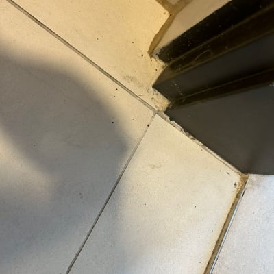 פינה עם קיר צבוע ולוח עץ כהה