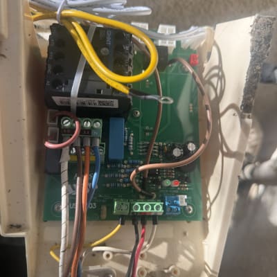 תמונה של לוח חשמל עם חוטים ומעגלים חשמליים