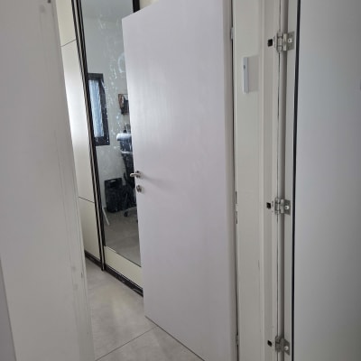 התקנת דלת פנים לבנה בפתח חדר ממ"ד