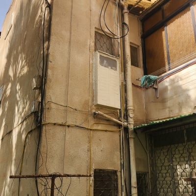 בניין עם חוטי חשמל גלויים ועבודות תחזוקה