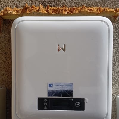 ממיר סולארי מותקן על קיר חיצוני