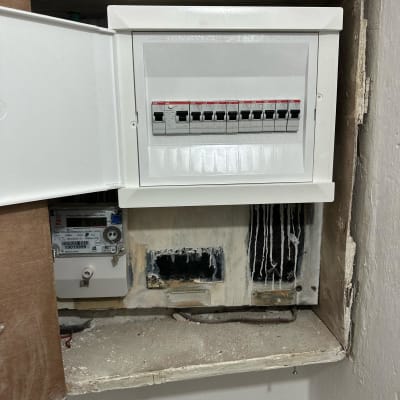 לוח חשמל פתוח עם מפסקים וחוטים חשמליים