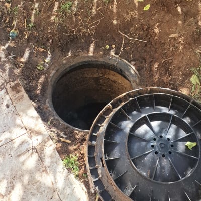 פתח ביוב פתוח עם מכסה בצד