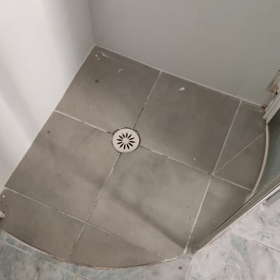 רצפת מקלחת עם אריחים וניקוז עגול