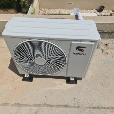 יחידת מיזוג אוויר חיצונית על גג בטון