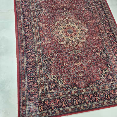 שטיח מעוצב על רצפה נקייה