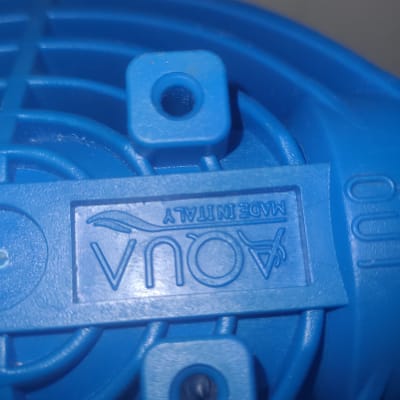 חלק פלסטיק כחול עם כיתוב 