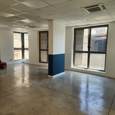 חדר עם קירות צבועים בלבן וכחול כהה