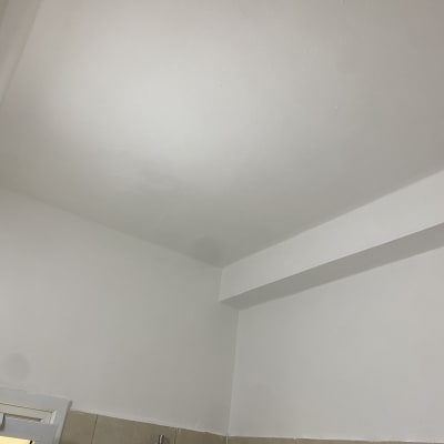 מקלחת עם ראש מקלחת מתכת על קיר לבן