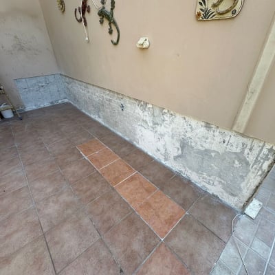 רצפה עם אריחים חדשים ותיקון קיר