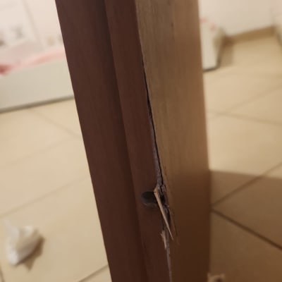 דלת עץ עם קצה פגום וסדוק