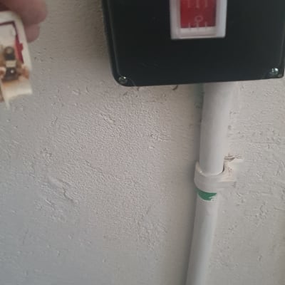 שקע חשמלי עם מתג אדום על קיר