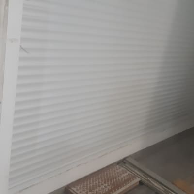 תריס אלומיניום סגור בתוך מסגרת קיר