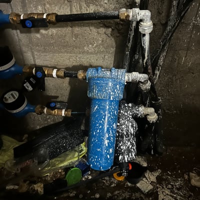 צנרת מים עם מסנן כחול וברזים