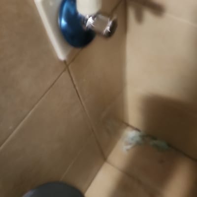 ברז מים מותקן על קיר אריחים
