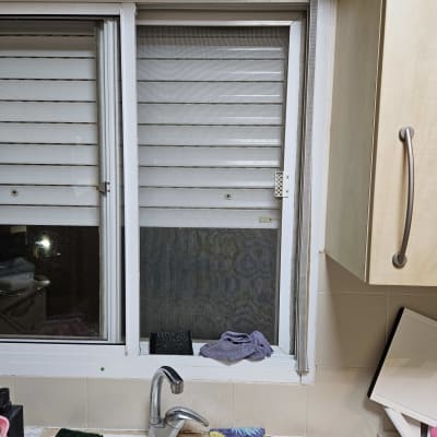 כיור מטבח עם חלון ותריסים