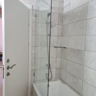 אמבטיה עם דלת זכוכית ומקלחת יד