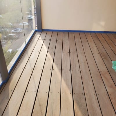 רצפת עץ עם סרט כחול לאורך הקצוות