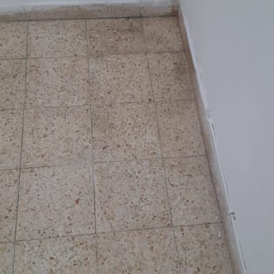 רצפה מלוכלכת עם כתמים בפינה