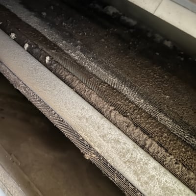 מסנן מזגן מלוכלך עם אבק ולכלוך