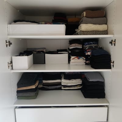 ארון בגדים מאורגן עם מדפים ומגירות