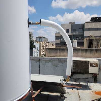 דוד שמש עם צינור מבודד על גג