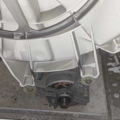 מנוע מכונת כביסה עם חלקים חשמליים גלויים