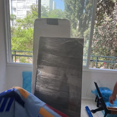 חדר עם מזרן ופריטים עטופים בניילון