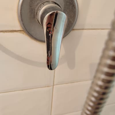 ידית ברז מתכתית ומקלחת עם צינור גמיש