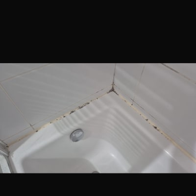 פינת אמבטיה עם סימני עובש ואיטום לקוי