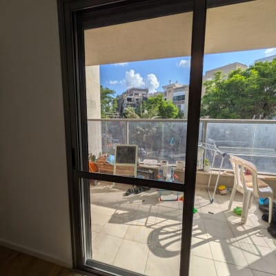 ויטרינת אלומיניום הזזה עם רשת ביציאה למרפסת